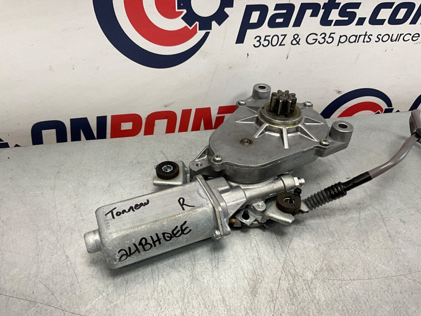 2005 Nissan Z33 350Z Passenger Right Convertible Tonneau Lift Motor OEM 24BHQEE - On Point Parts Inc