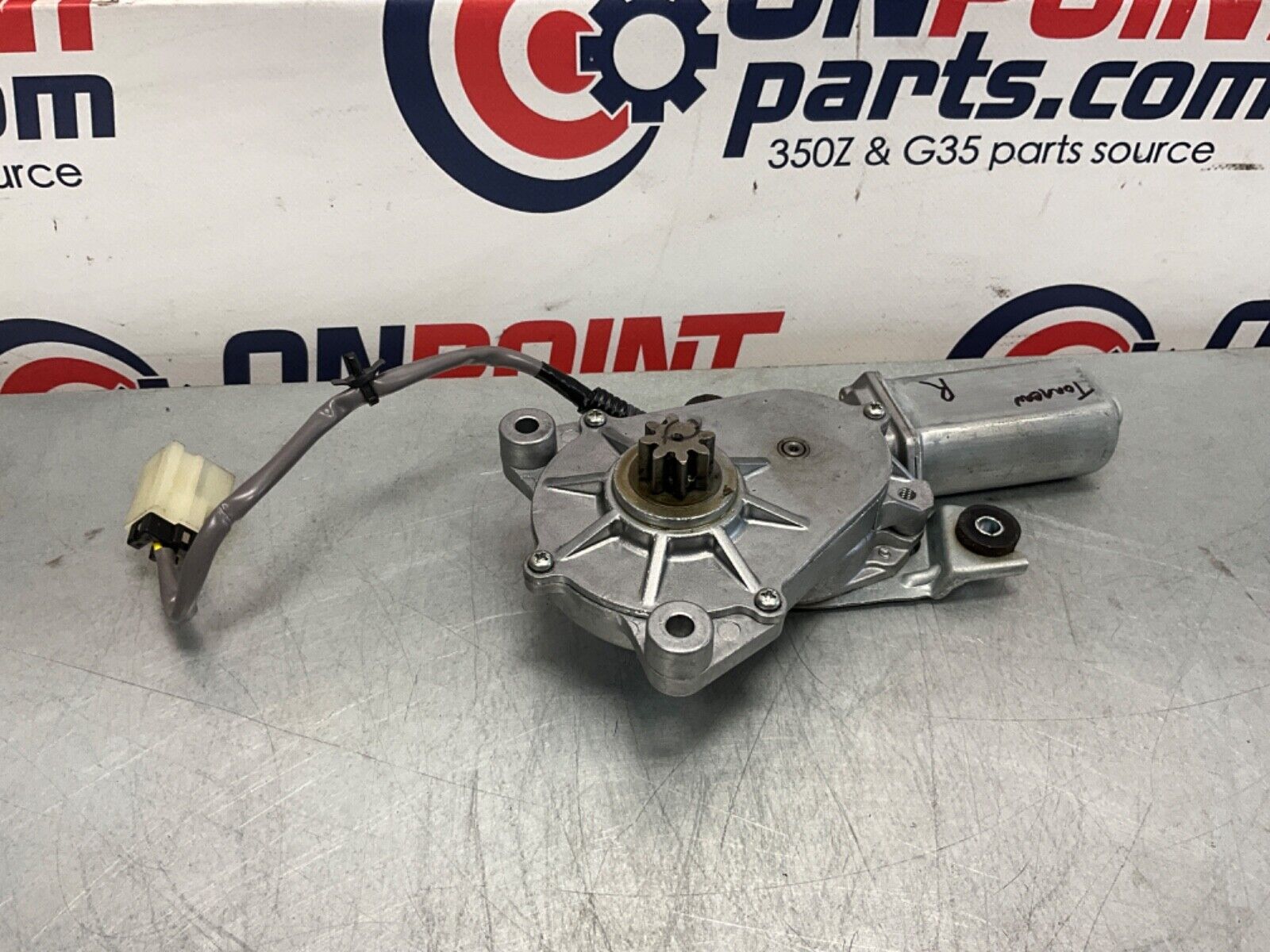 2005 Nissan Z33 350Z Passenger Right Convertible Tonneau Lift Motor OEM 24BHQEE - On Point Parts Inc