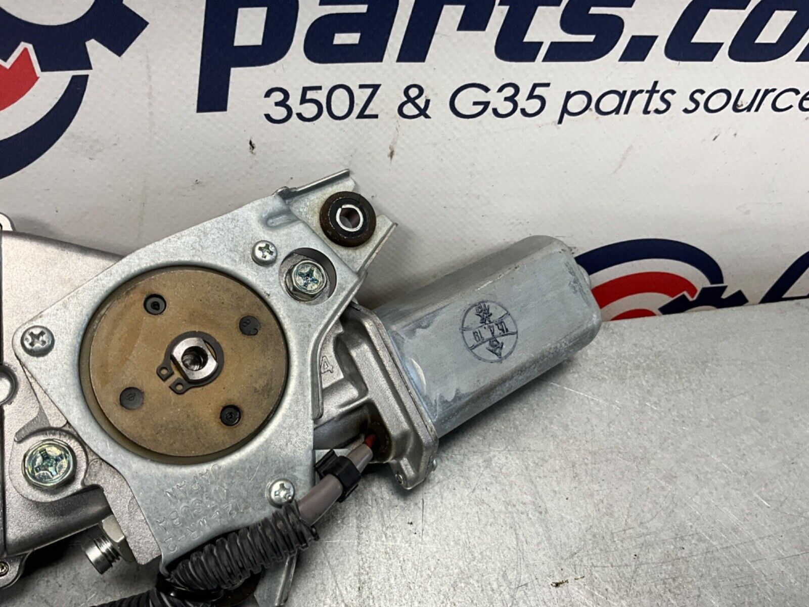 2005 Nissan Z33 350Z Passenger Right Convertible Tonneau Lift Motor OEM 24BHQEE - On Point Parts Inc