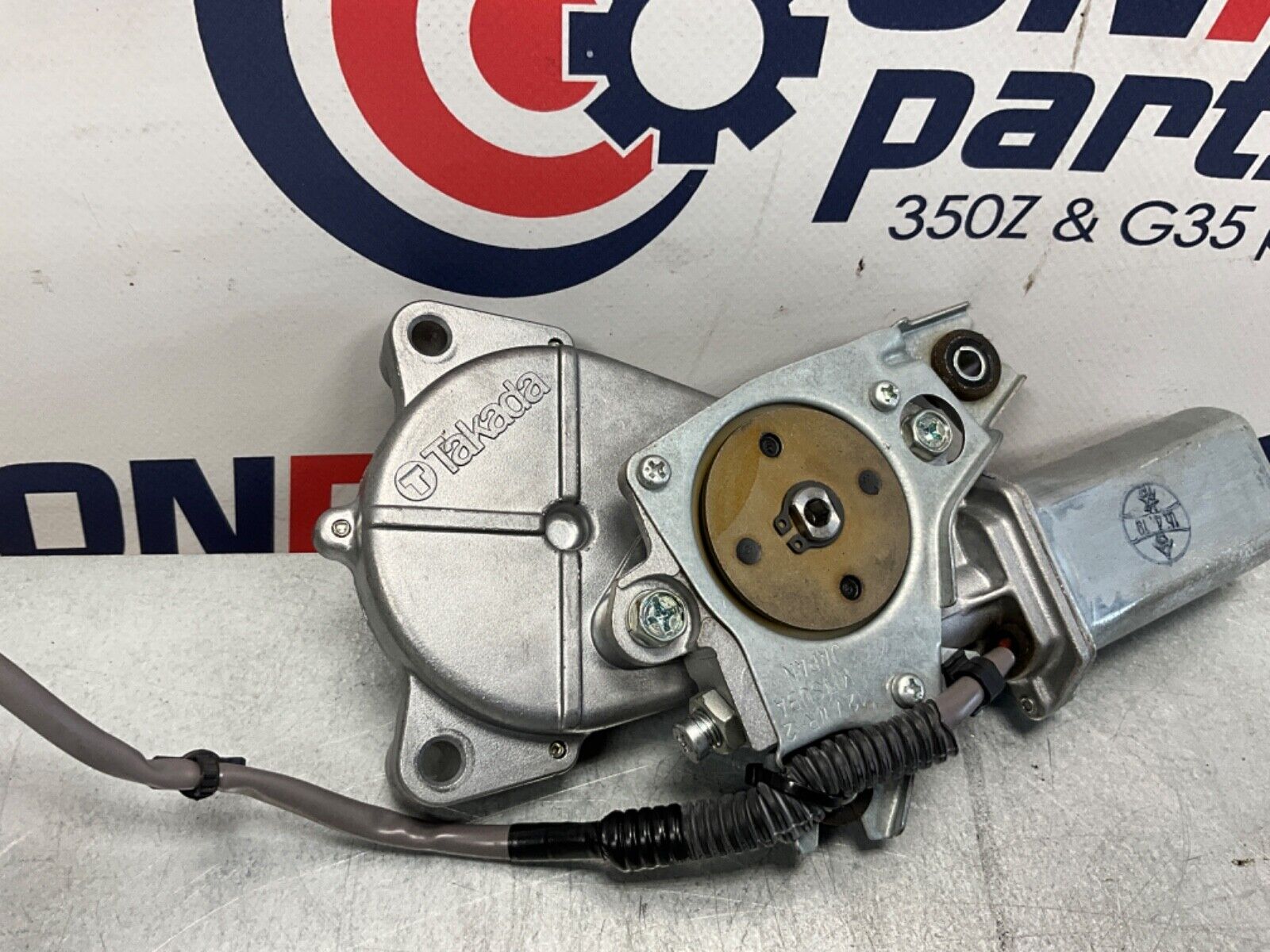 2005 Nissan Z33 350Z Passenger Right Convertible Tonneau Lift Motor OEM 24BHQEE - On Point Parts Inc