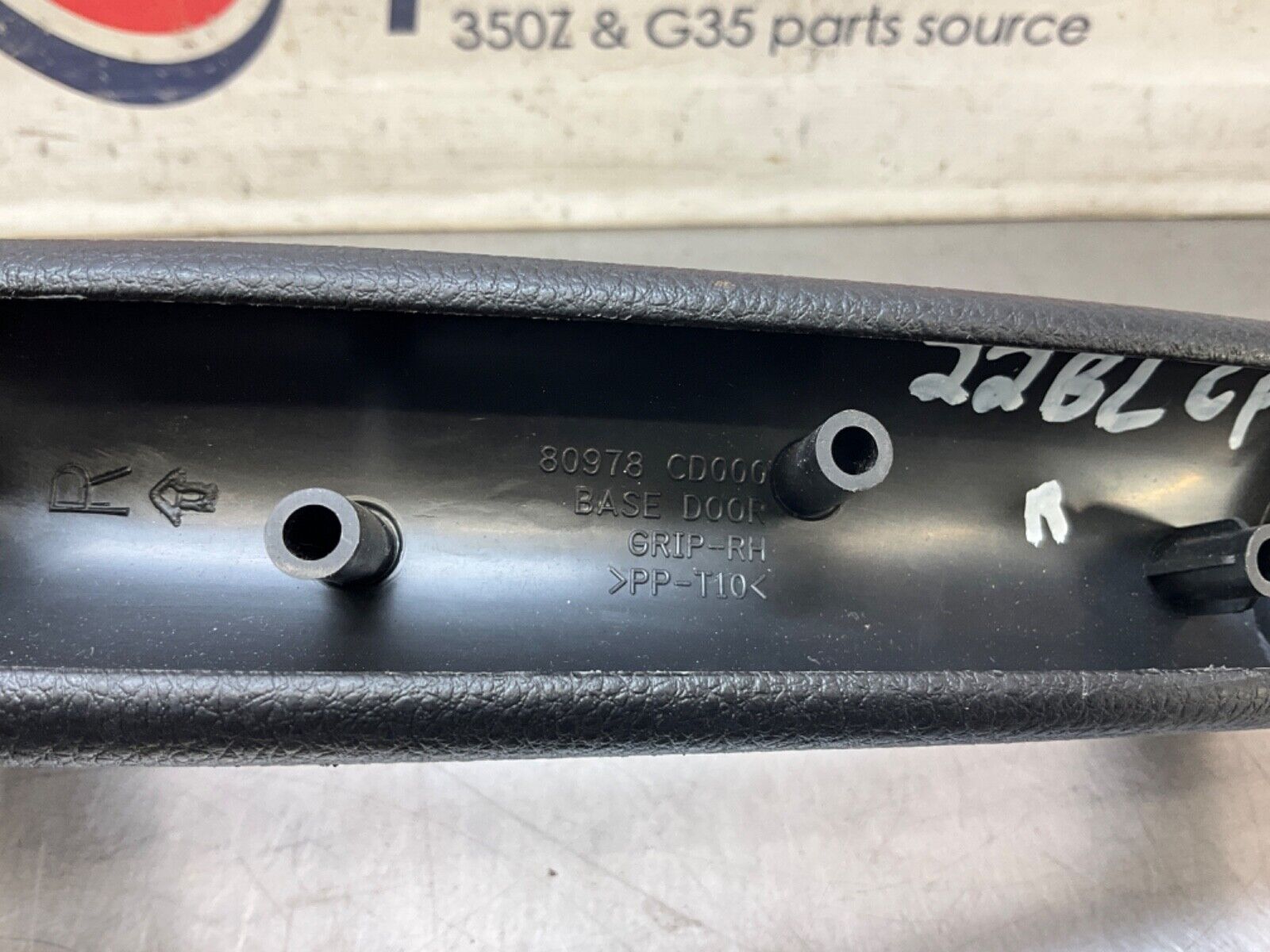 2004 Nissan Z33 350Z Passenger Right Interior Door Grip Pull Handle OEM 22BLCFE - On Point Parts Inc