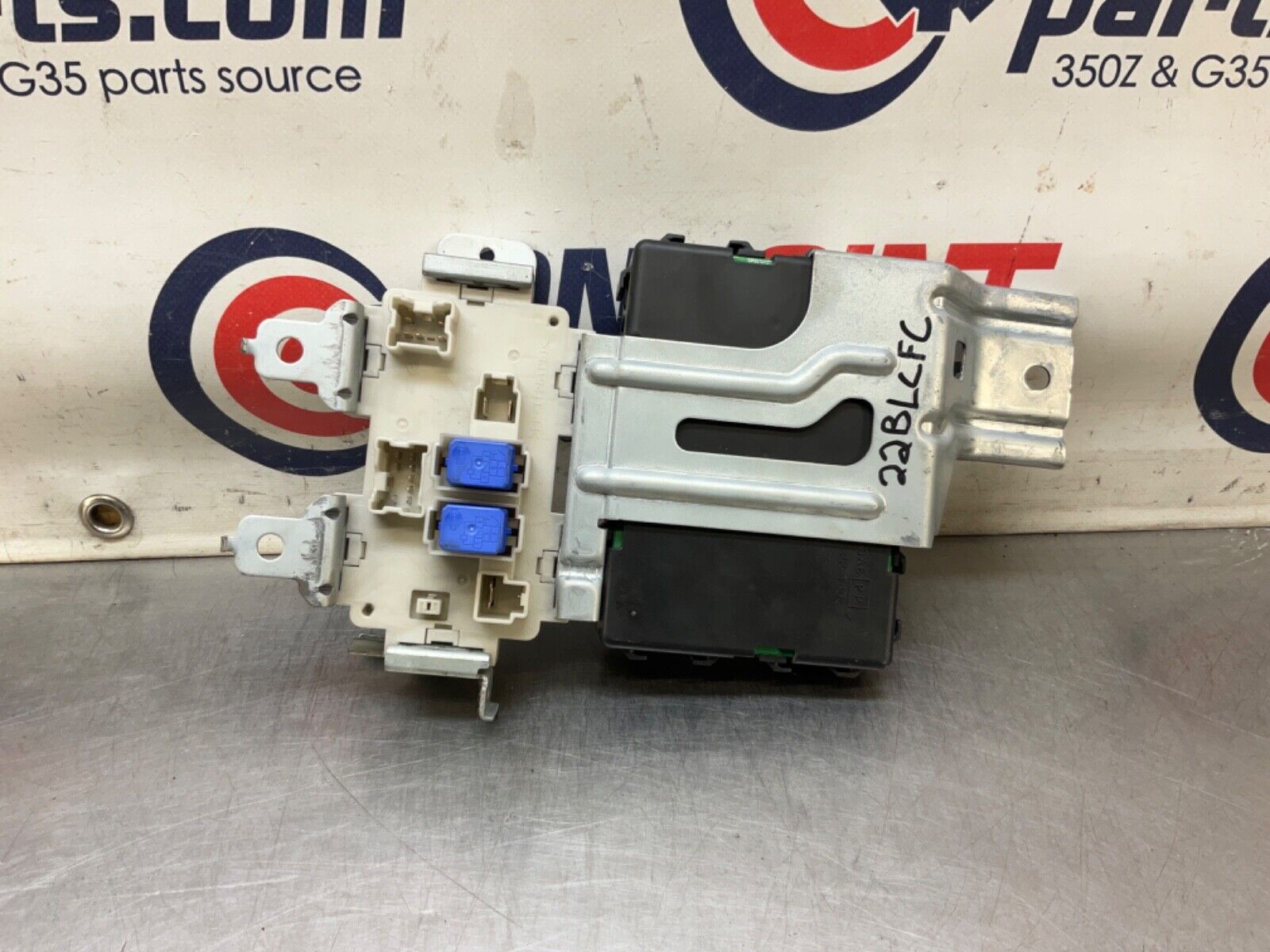2004 Nissan Z33 350Z Manual Body Control Module BCM 284B1 CD005 OEM 22BLCFC - On Point Parts Inc