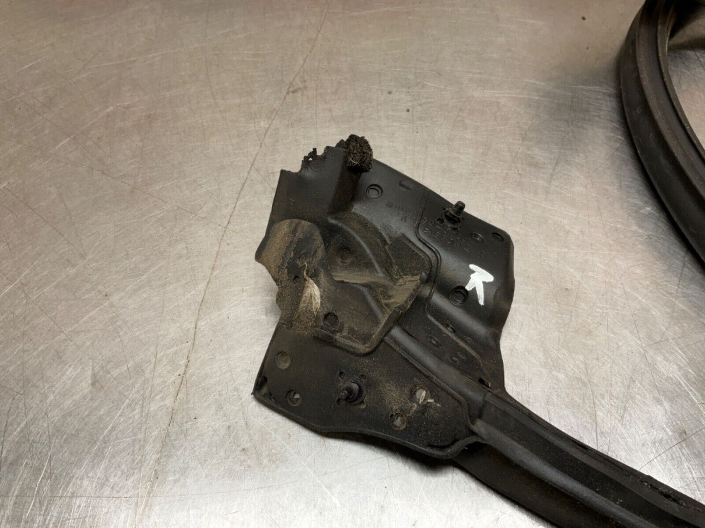 2004 Nissan Z33 350Z Passenger Right Lower Outer Door Seal OEM 22BLCFK - On Point Parts Inc