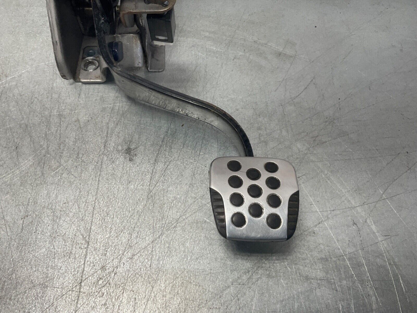 2007 Nissan Z33 350Z 6MT Manual Clutch Pedal  and Bracket OEM 25BBMFK - On Point Parts Inc