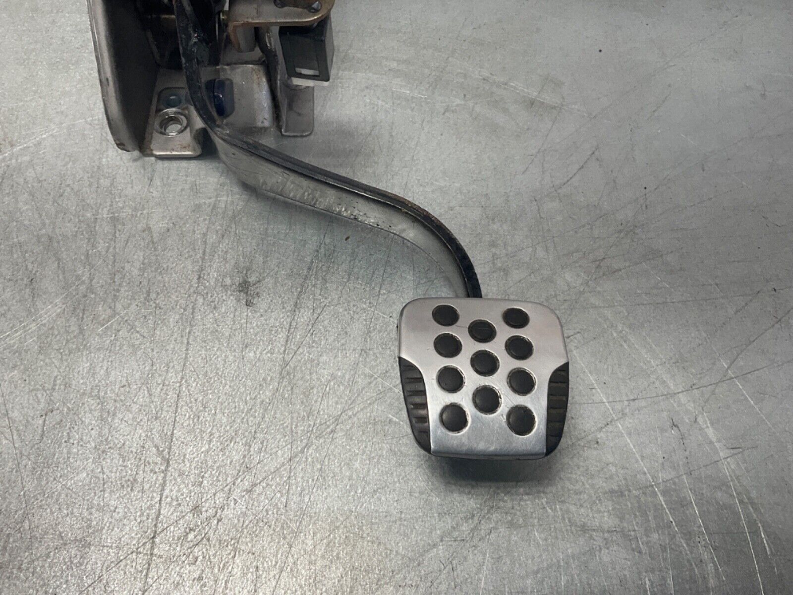 2007 Nissan Z33 350Z 6MT Manual Clutch Pedal  and Bracket OEM 25BBMFK - On Point Parts Inc