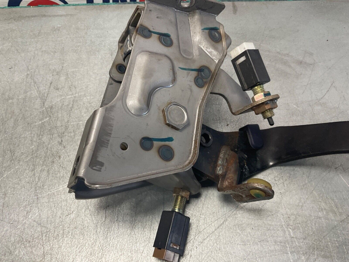 2007 Nissan Z33 350Z 6MT Manual Clutch Pedal  and Bracket OEM 25BBMFK - On Point Parts Inc