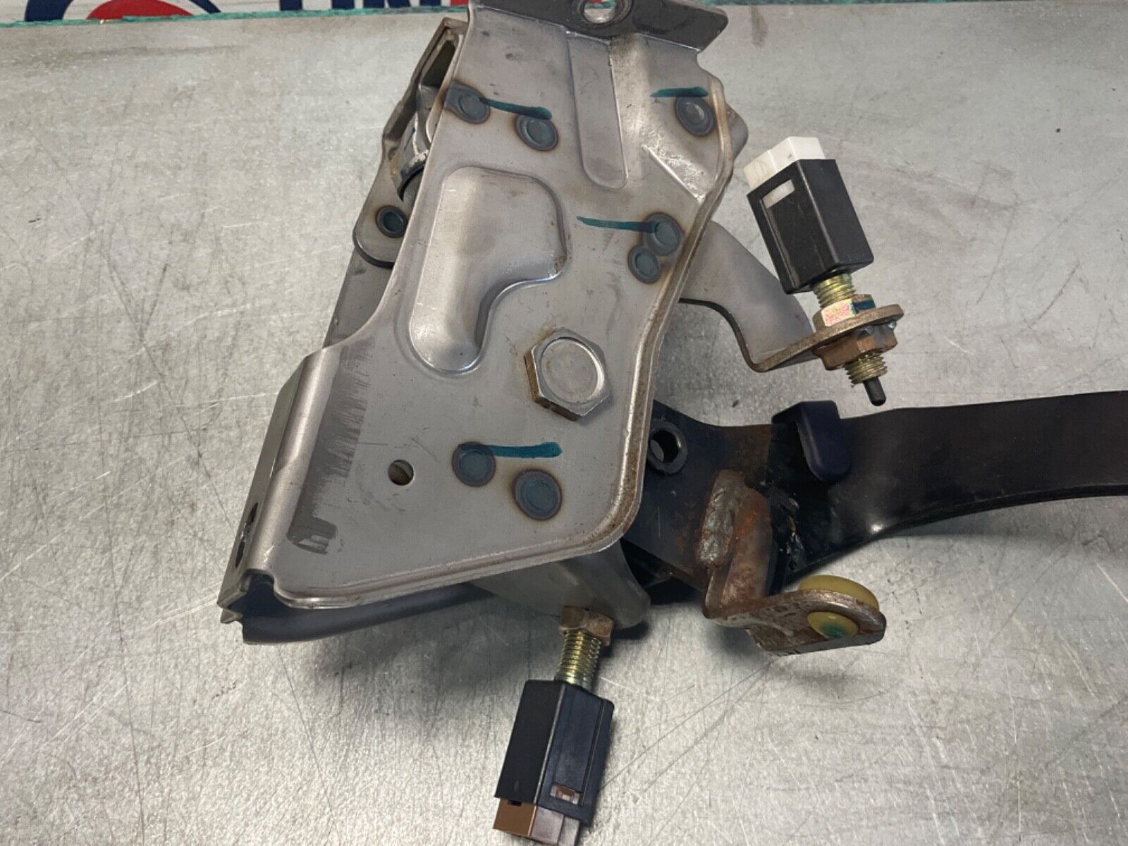 2007 Nissan Z33 350Z 6MT Manual Clutch Pedal  and Bracket OEM 25BBMFK - On Point Parts Inc