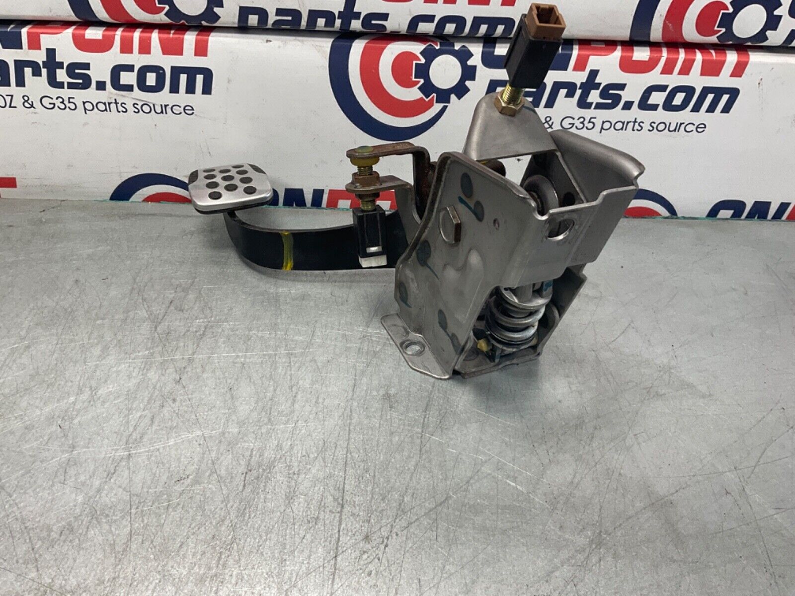 2007 Nissan Z33 350Z 6MT Manual Clutch Pedal  and Bracket OEM 25BBMFK - On Point Parts Inc
