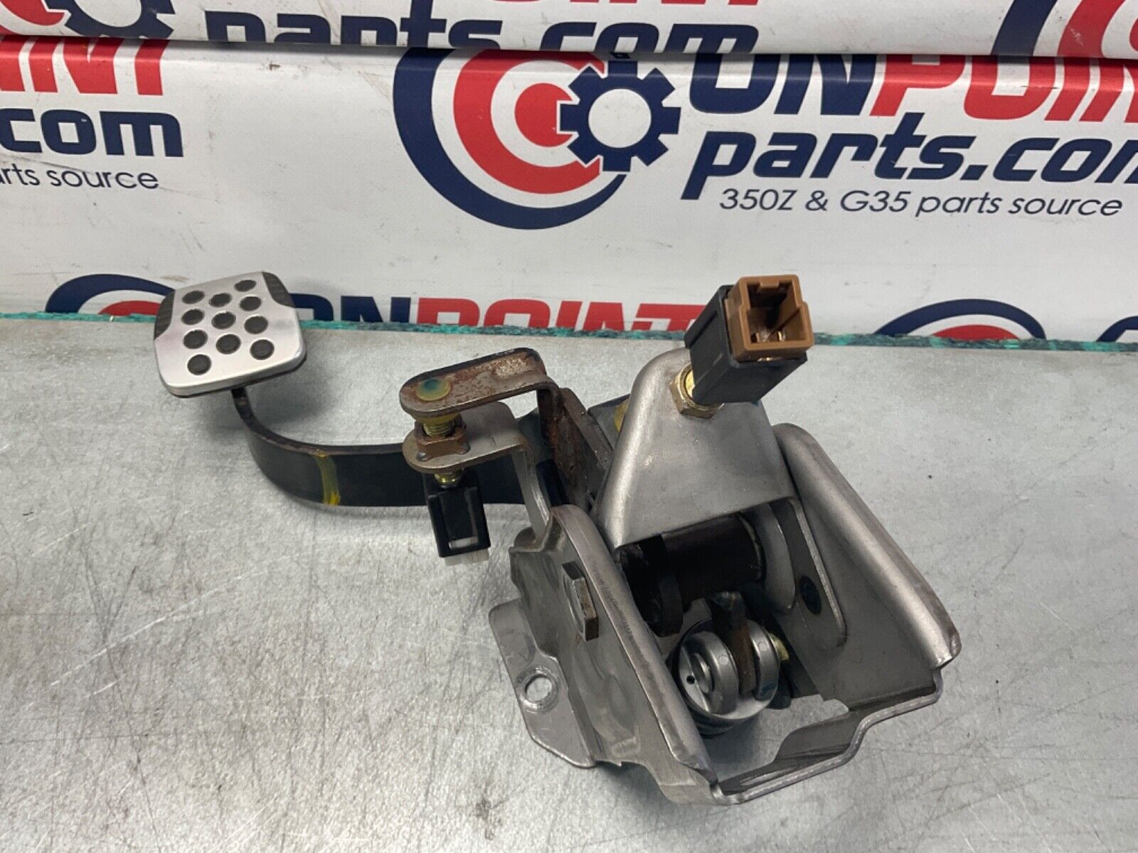 2007 Nissan Z33 350Z 6MT Manual Clutch Pedal  and Bracket OEM 25BBMFK - On Point Parts Inc