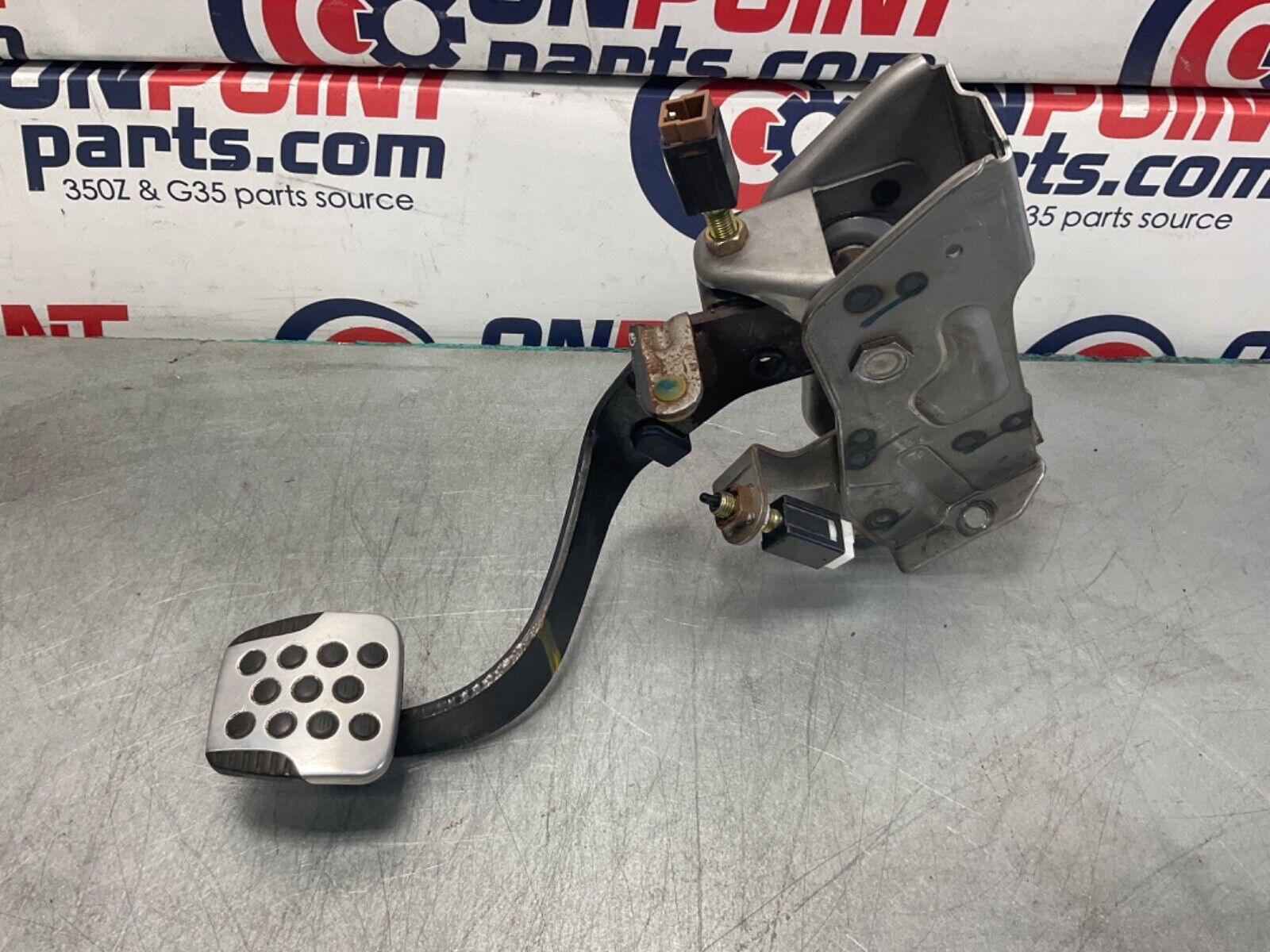 2007 Nissan Z33 350Z 6MT Manual Clutch Pedal  and Bracket OEM 25BBMFK - On Point Parts Inc