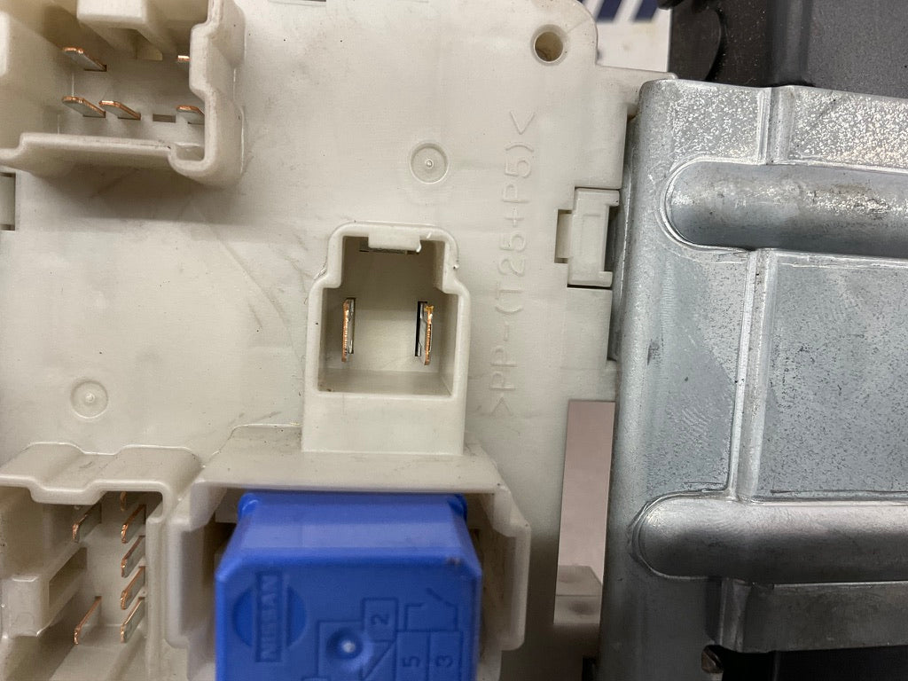 2003 Infiniti G35 Manual BCM Body Control Module 284B1-AM821 OEM 13BEWEC - On Point Parts Inc