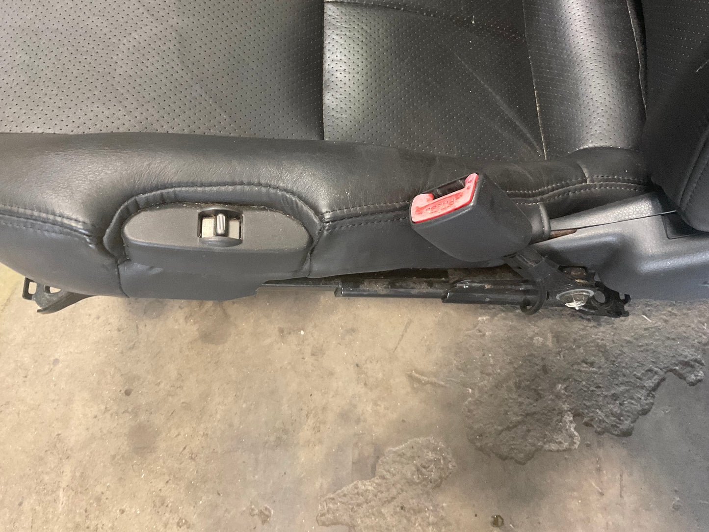 2004 Infiniti G35 Passenger Right Power Leather Seat OEM 25BFND9 - On Point Parts Inc