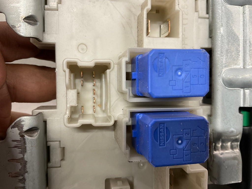 2003 Infiniti G35 Manual BCM Body Control Module 284B1-AM821 OEM 13BEWEC - On Point Parts Inc